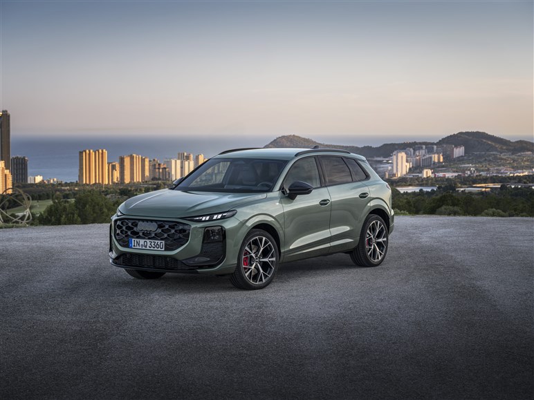 アウディが第3世代の新型「Q3」を発表。マトリクスLEDヘッドライトや車載ソフトウェアを強化…欧州で10月発売へ