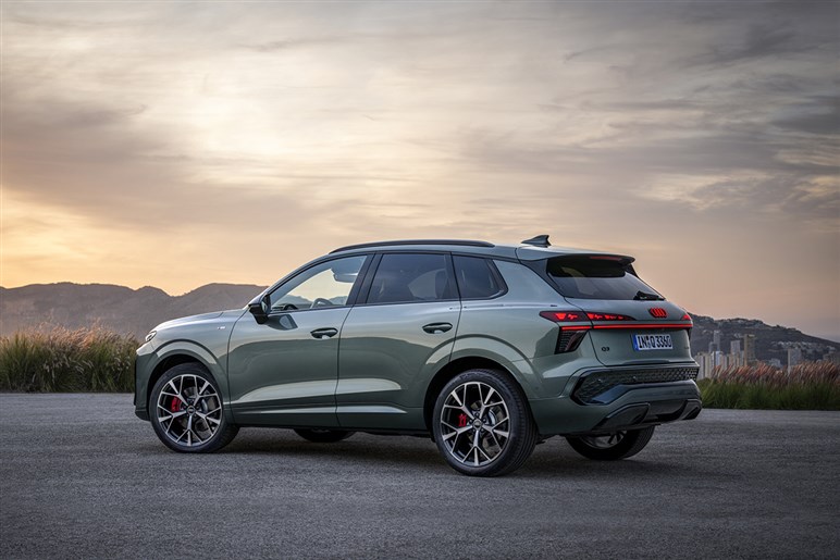 アウディが第3世代の新型「Q3」を発表。マトリクスLEDヘッドライトや車載ソフトウェアを強化…欧州で10月発売へ