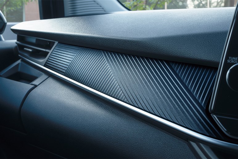 【実際どうなの？】日産「ノート」購入者の本音。「e-POWER」の走りが高評価…でも内装の質感やオプション価格に不満の声も