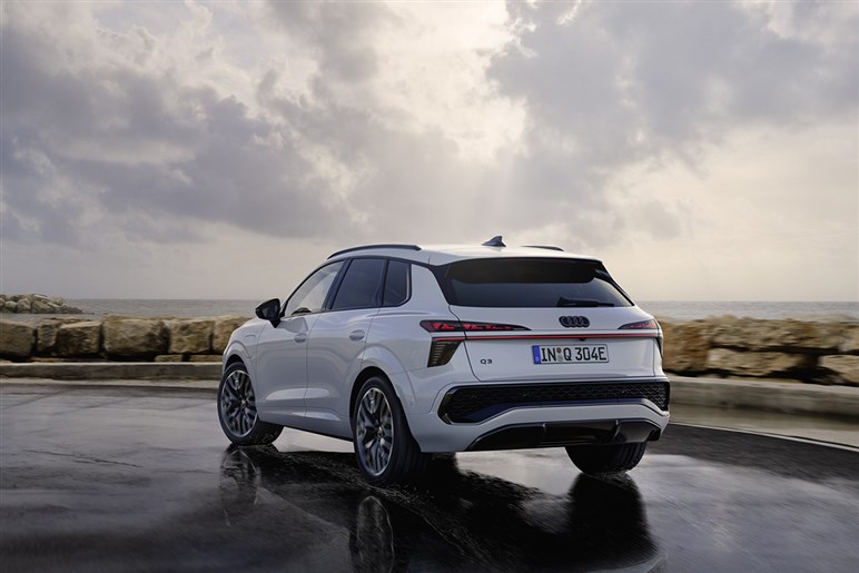 アウディが第3世代の新型「Q3」を発表。マトリクスLEDヘッドライトや車載ソフトウェアを強化…欧州で10月発売へ