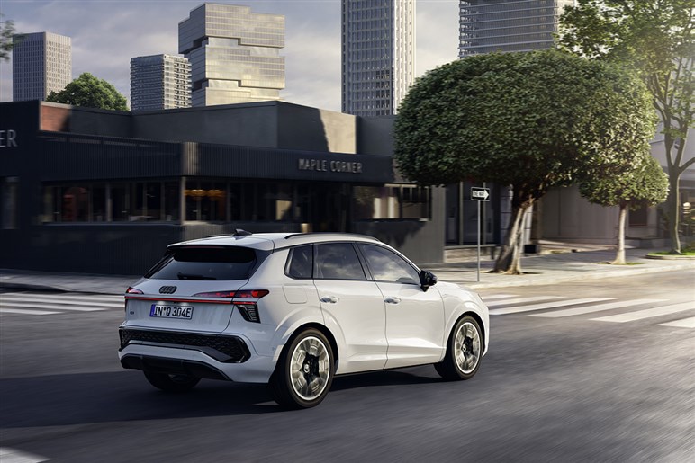 アウディが第3世代の新型「Q3」を発表。マトリクスLEDヘッドライトや車載ソフトウェアを強化…欧州で10月発売へ