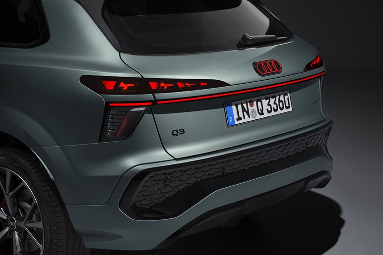 アウディが第3世代の新型「Q3」を発表。マトリクスLEDヘッドライトや車載ソフトウェアを強化…欧州で10月発売へ