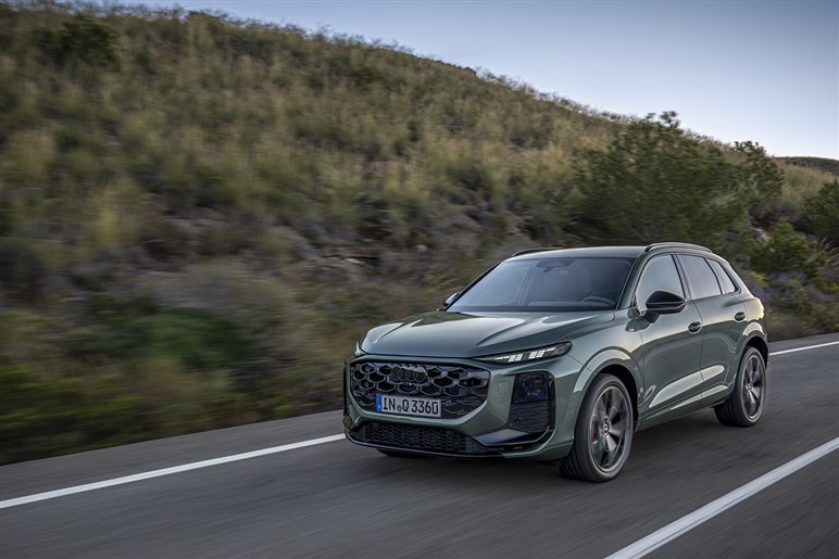 アウディが第3世代の新型「Q3」を発表。マトリクスLEDヘッドライトや車載ソフトウェアを強化…欧州で10月発売へ