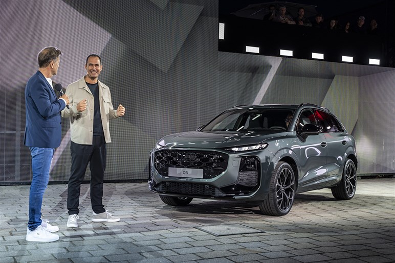 アウディが第3世代の新型「Q3」を発表。マトリクスLEDヘッドライトや車載ソフトウェアを強化…欧州で10月発売へ