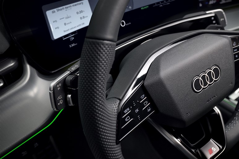 アウディが第3世代の新型「Q3」を発表。マトリクスLEDヘッドライトや車載ソフトウェアを強化…欧州で10月発売へ