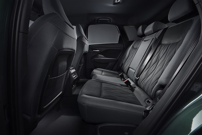 アウディが第3世代の新型「Q3」を発表。マトリクスLEDヘッドライトや車載ソフトウェアを強化…欧州で10月発売へ