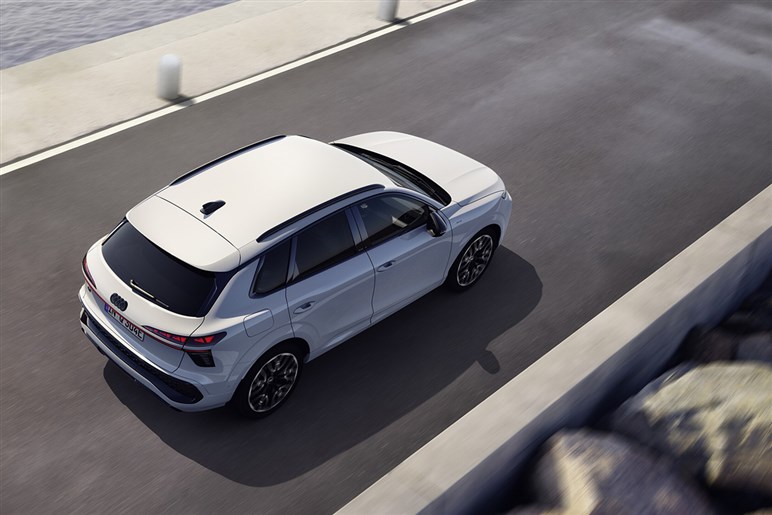 アウディが第3世代の新型「Q3」を発表。マトリクスLEDヘッドライトや車載ソフトウェアを強化…欧州で10月発売へ