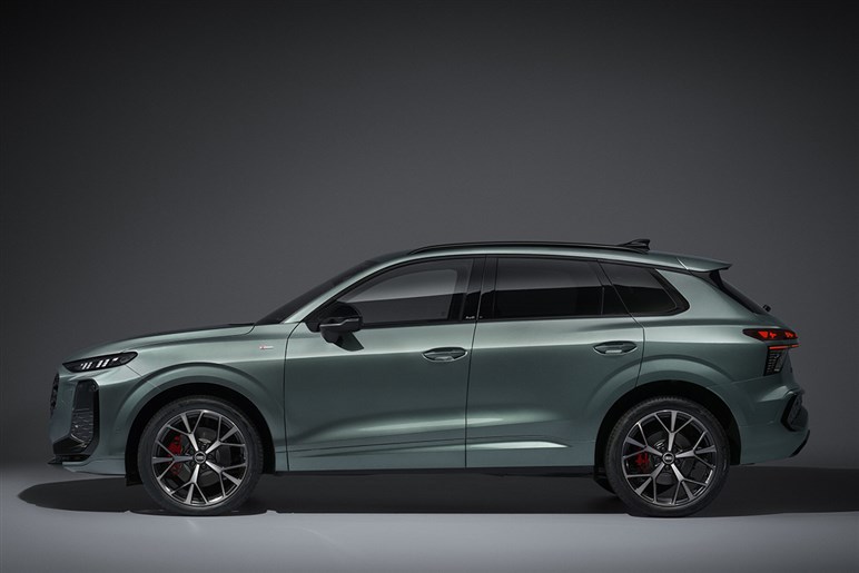 アウディが第3世代の新型「Q3」を発表。マトリクスLEDヘッドライトや車載ソフトウェアを強化…欧州で10月発売へ