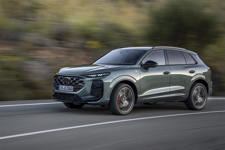 アウディが第3世代の新型「Q3」を発表。マトリクスLEDヘッドライトや車載ソフトウェアを強化…欧州で10月発売へ