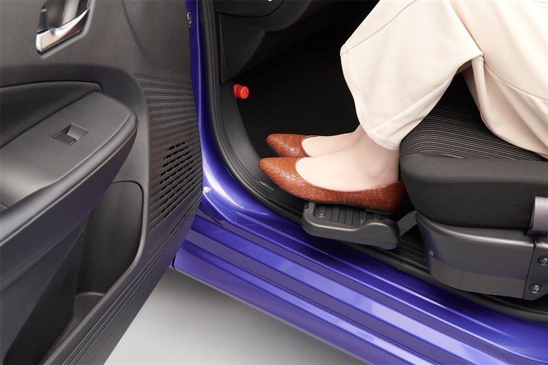 【実際どうなの？】日産「ノート」購入者の本音。「e-POWER」の走りが高評価…でも内装の質感やオプション価格に不満の声も