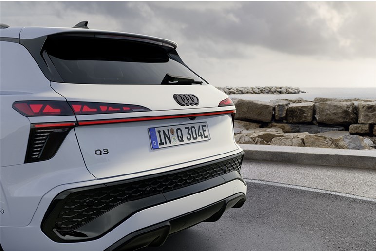 アウディが第3世代の新型「Q3」を発表。マトリクスLEDヘッドライトや車載ソフトウェアを強化…欧州で10月発売へ