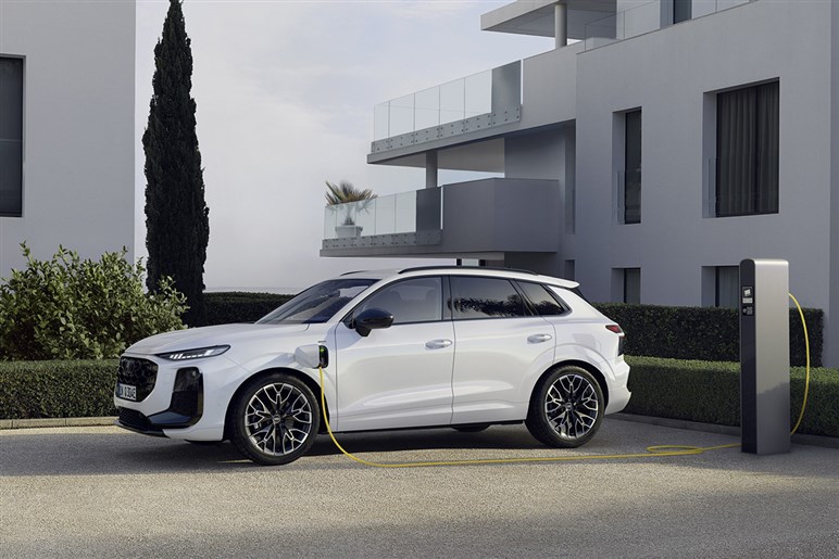アウディが第3世代の新型「Q3」を発表。マトリクスLEDヘッドライトや車載ソフトウェアを強化…欧州で10月発売へ
