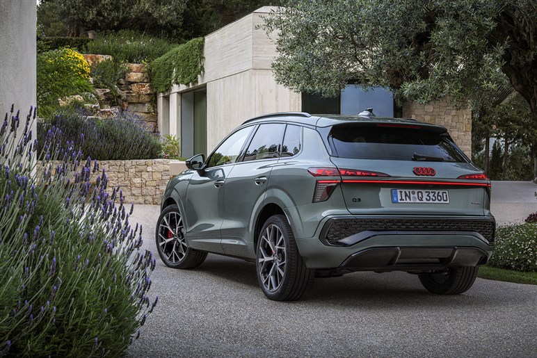 アウディが第3世代の新型「Q3」を発表。マトリクスLEDヘッドライトや車載ソフトウェアを強化…欧州で10月発売へ