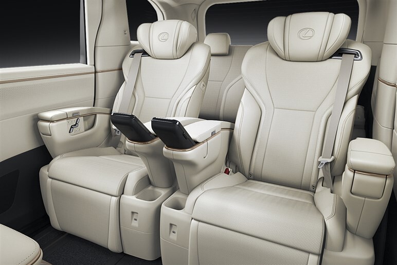 レクサス「LM」は売れていない？ 実は“6人乗り”で販売好調…手頃な新グレード導入で「アルファード」と競合の可能性も