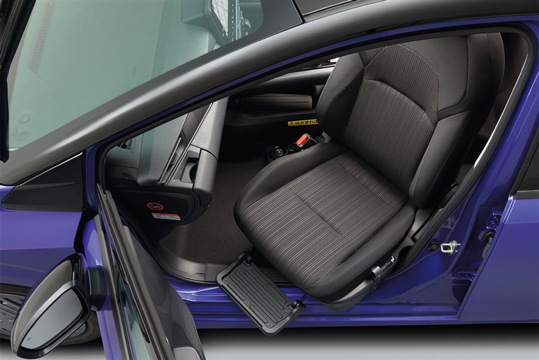 【実際どうなの？】日産「ノート」購入者の本音。「e-POWER」の走りが高評価…でも内装の質感やオプション価格に不満の声も