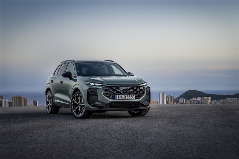 アウディが第3世代の新型「Q3」を発表。マトリクスLEDヘッドライトや車載ソフトウェアを強化…欧州で10月発売へ