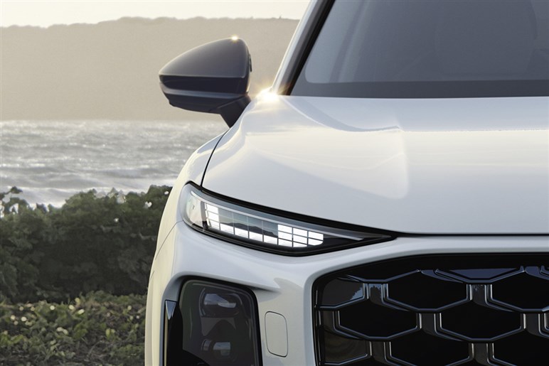 アウディが第3世代の新型「Q3」を発表。マトリクスLEDヘッドライトや車載ソフトウェアを強化…欧州で10月発売へ