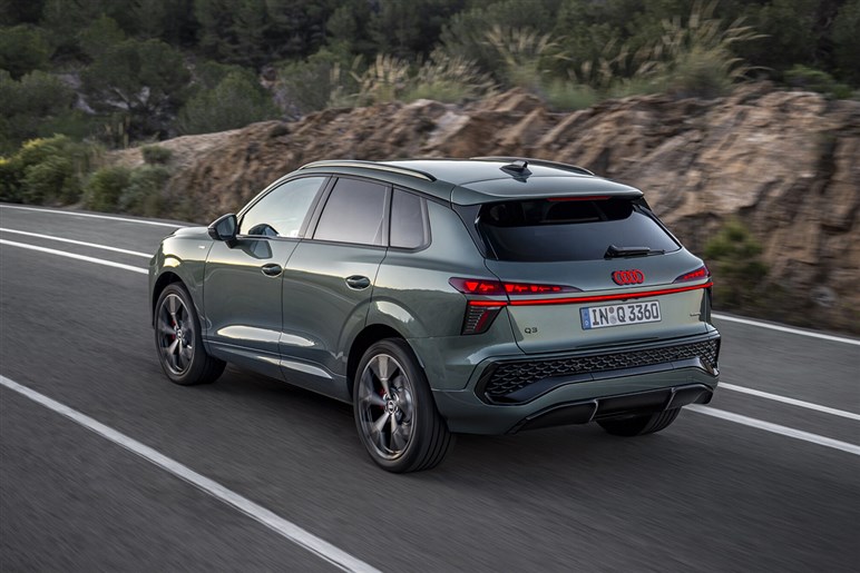 アウディが第3世代の新型「Q3」を発表。マトリクスLEDヘッドライトや車載ソフトウェアを強化…欧州で10月発売へ