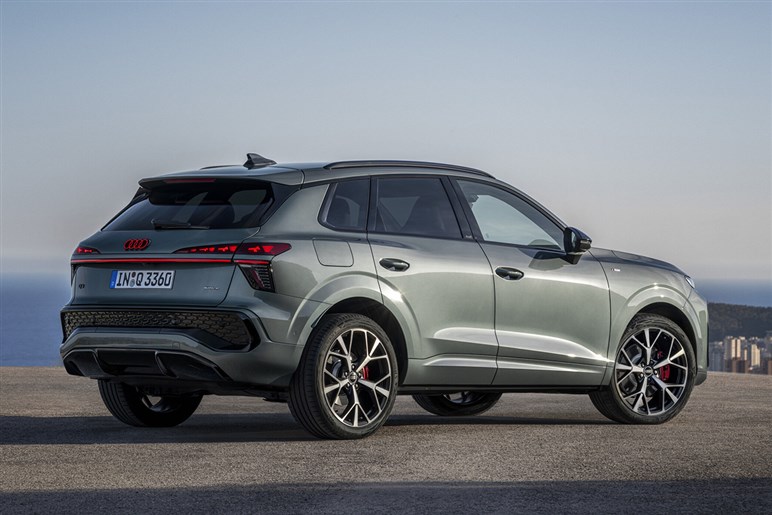 アウディが第3世代の新型「Q3」を発表。マトリクスLEDヘッドライトや車載ソフトウェアを強化…欧州で10月発売へ