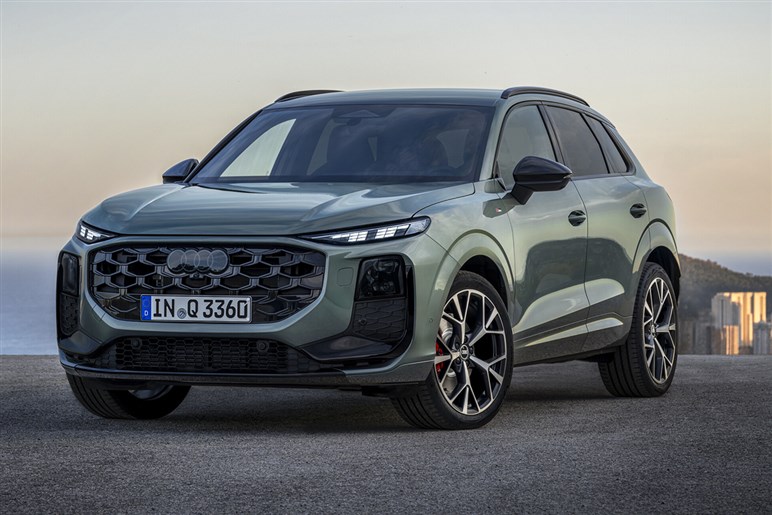 アウディが第3世代の新型「Q3」を発表。マトリクスLEDヘッドライトや車載ソフトウェアを強化…欧州で10月発売へ