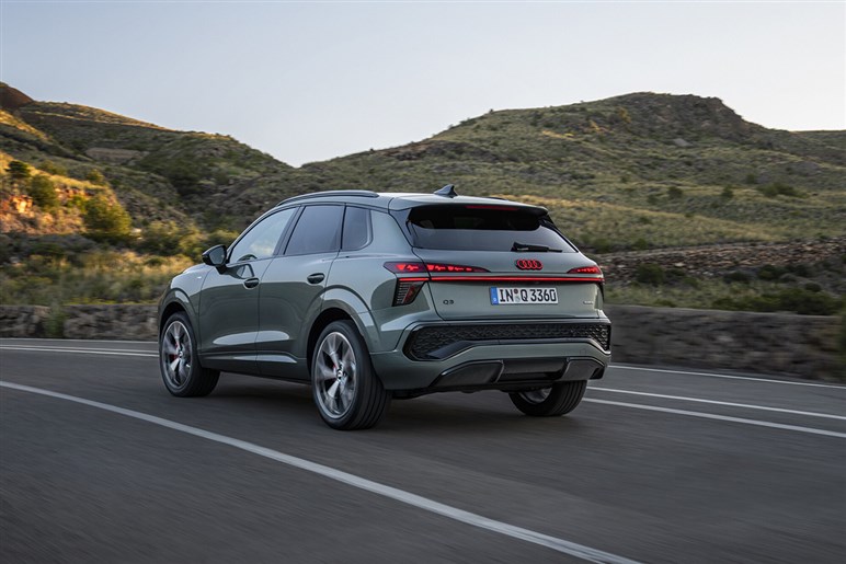 アウディが第3世代の新型「Q3」を発表。マトリクスLEDヘッドライトや車載ソフトウェアを強化…欧州で10月発売へ
