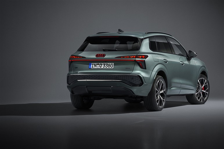 アウディが第3世代の新型「Q3」を発表。マトリクスLEDヘッドライトや車載ソフトウェアを強化…欧州で10月発売へ