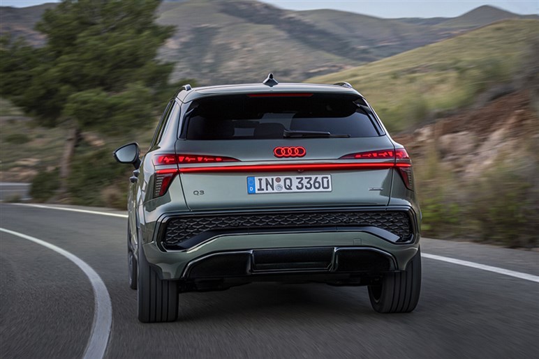 アウディが第3世代の新型「Q3」を発表。マトリクスLEDヘッドライトや車載ソフトウェアを強化…欧州で10月発売へ