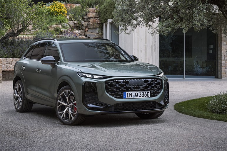 アウディが第3世代の新型「Q3」を発表。マトリクスLEDヘッドライトや車載ソフトウェアを強化…欧州で10月発売へ