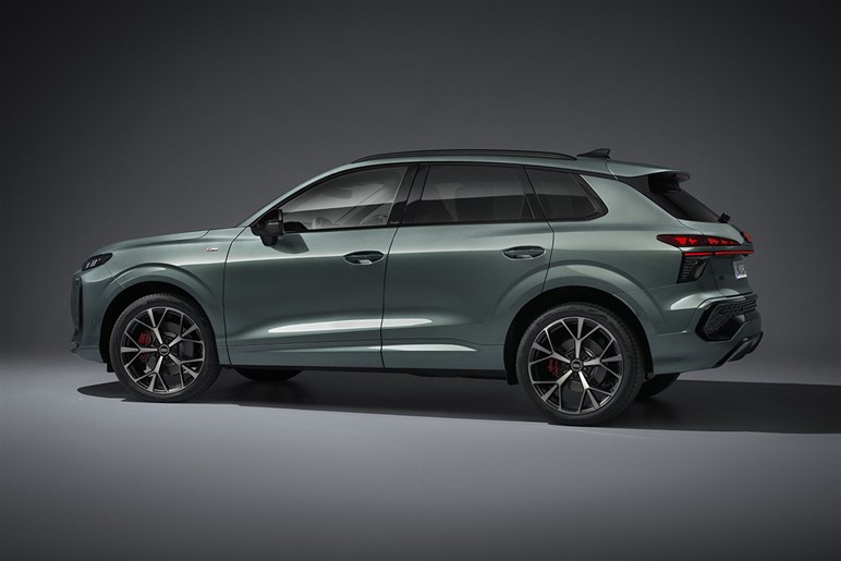 アウディが第3世代の新型「Q3」を発表。マトリクスLEDヘッドライトや車載ソフトウェアを強化…欧州で10月発売へ