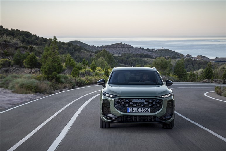 アウディが第3世代の新型「Q3」を発表。マトリクスLEDヘッドライトや車載ソフトウェアを強化…欧州で10月発売へ