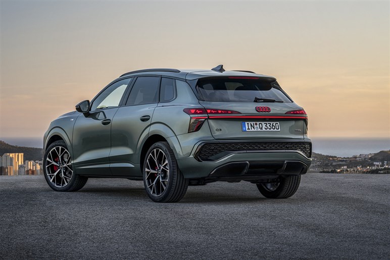 アウディが第3世代の新型「Q3」を発表。マトリクスLEDヘッドライトや車載ソフトウェアを強化…欧州で10月発売へ