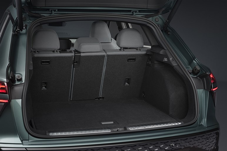 アウディが第3世代の新型「Q3」を発表。マトリクスLEDヘッドライトや車載ソフトウェアを強化…欧州で10月発売へ