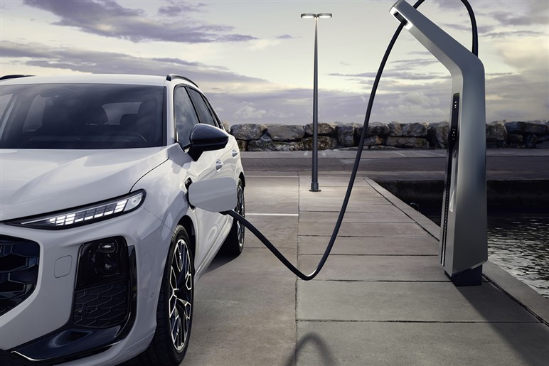 アウディが第3世代の新型「Q3」を発表。マトリクスLEDヘッドライトや車載ソフトウェアを強化…欧州で10月発売へ