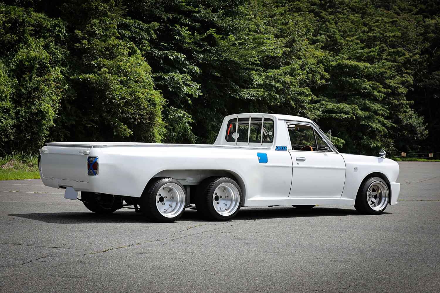 「えっ、6輪!?」70cm延長ボディの魔改造日産「サニートラック」だが公認車検を取得した正統派の実用車