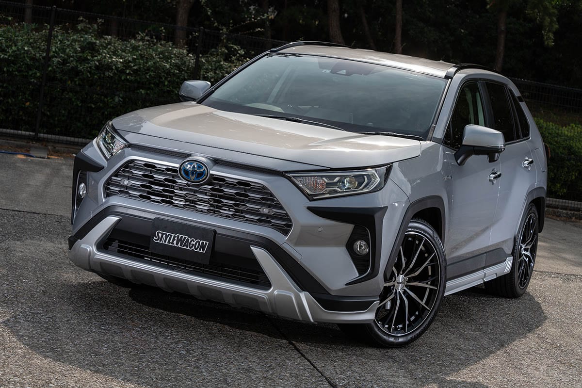街で乗ってお洒落なこの感じはトムスならでは Rav4の無骨さも残しつつ絶妙なアーバン感 エアロ カスタム スタイルワゴン ドレスアップナビ 自動車情報サイト 新車 中古車 Carview