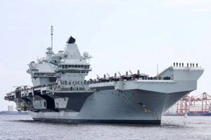 来日した英空母の艦長が感激！ 小学生からの“粋な贈り物”とは 「艦内の目立つ場所に飾ります」
