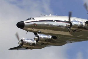 「歴史上最も美しいデザインの旅客機」どんなもの？ フツーとは明らか違うルックス 機齢は“75年超”…復活経て空の祭典に降臨へ