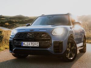 「MINI カントリーマン」に初の限定モデル「スレートブルー」が200台で登場。光で見え方が変化するボディカラーが魅力だ