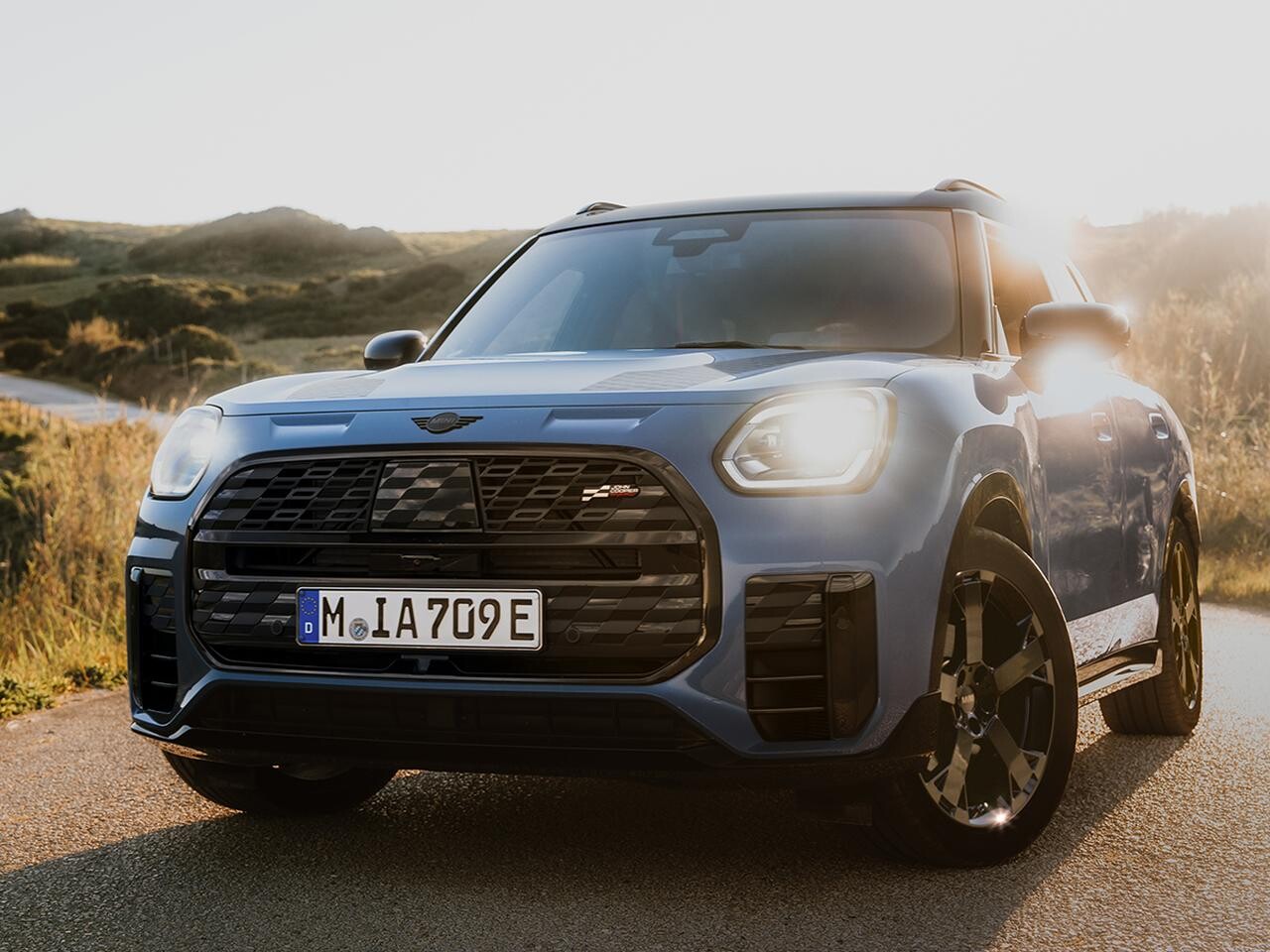 「MINI カントリーマン」に初の限定モデル「スレートブルー」が200台で登場。光で見え方が変化するボディカラーが魅力だ