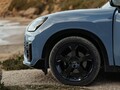 「MINI カントリーマン」に初の限定モデル「スレートブルー」が200台で登場。光で見え方が変化するボディカラーが魅力だ