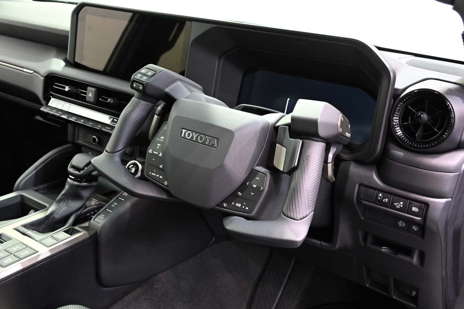 ステアリングだけで運転できる! トヨタが開発中のハンド ステアリングだけで運転できる! トヨタが開発中のハンド