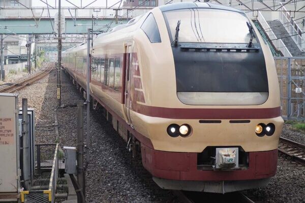 ナニコレ!? 「足元が“異様に広い”グリーン車」に乗った リクライニングし放題 魔改造で生まれた“神席”とは？