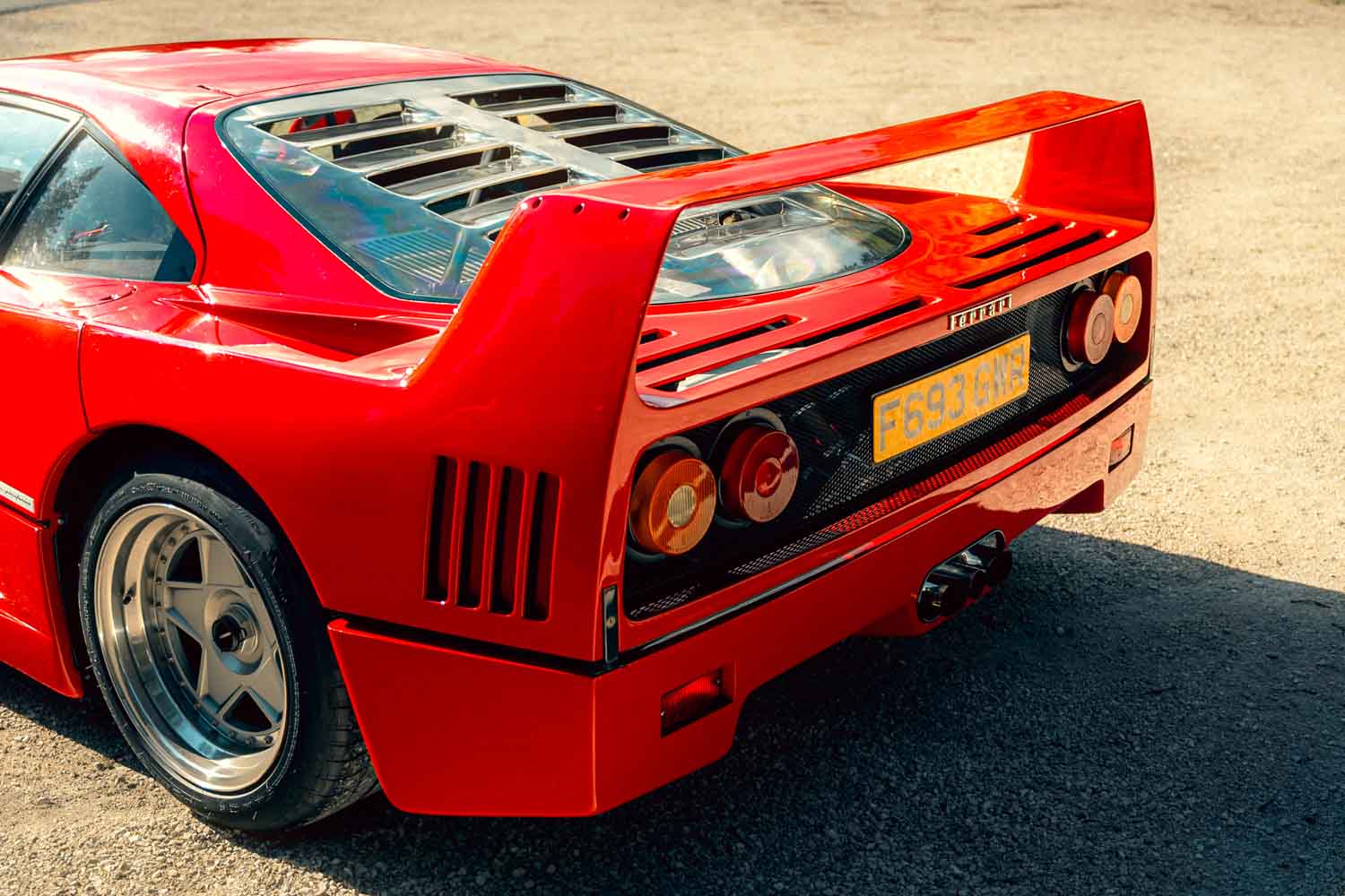 4億円に届かず…前期型フェラーリ「F40」が落札！ もっともピュアな姿を 