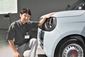 ホンダが新型「“軽”ハイトワゴン」初公開！ 丸目の「レトロ顔」＆まさかの“ナビ無し”「斬新内装」が超カッコいい！ 「メーカー初の新色」も魅力の“軽快ナチュラル仕様”！ 2025年秋発売の新型「N-ONEイー」デザインの特徴とは？