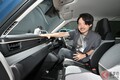 ホンダが新型「“軽”ハイトワゴン」初公開！ 丸目の「レトロ顔」＆まさかの“ナビ無し”「斬新内装」が超カッコいい！ 「メーカー初の新色」も魅力の“軽快ナチュラル仕様”！ 2025年秋発売の新型「N-ONEイー」デザインの特徴とは？