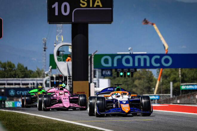 FIA F2バルセロナで珍事。ピットレーンで長ズボンを着用せず、プレマに500ユーロの罰金