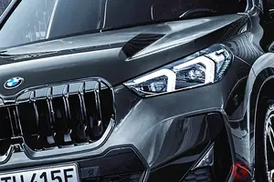 価格611万円！ 新「コンパクトSUV」発表に反響多数！ パワフルな1.5リッター「直3」搭載 専用“内外装”に「ブラックの統一感が最高」の声も！ 全長4.5m級サイズのBMW「X1 エディション・シャドウ」が話題に