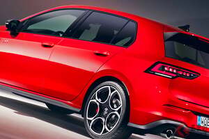 斬新すぎる「光るエンブレム」採用の新型「ハッチバック」世界初公開！ 「スポーツ仕様」設定に喜びの声も！ 新型「ゴルフ」に反響続々