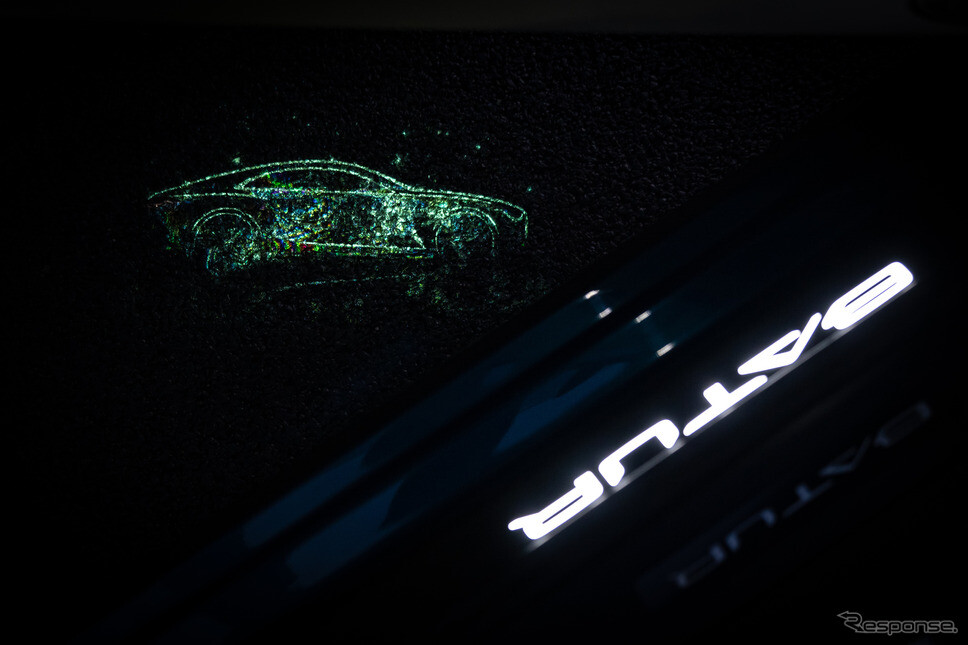 光のショーで乗員を歓迎するベントレー…41万個のシリコンチップ、世界限定18台