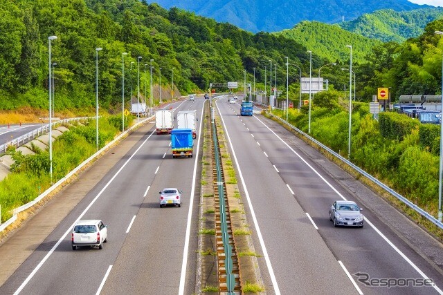 高速道路での旗振りサインの意味、その時あわてない［夏のドライブ］